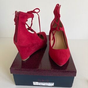 Refresh/Shoes/Pointed Toe Red Heels with fun Tie on the top. 7.5